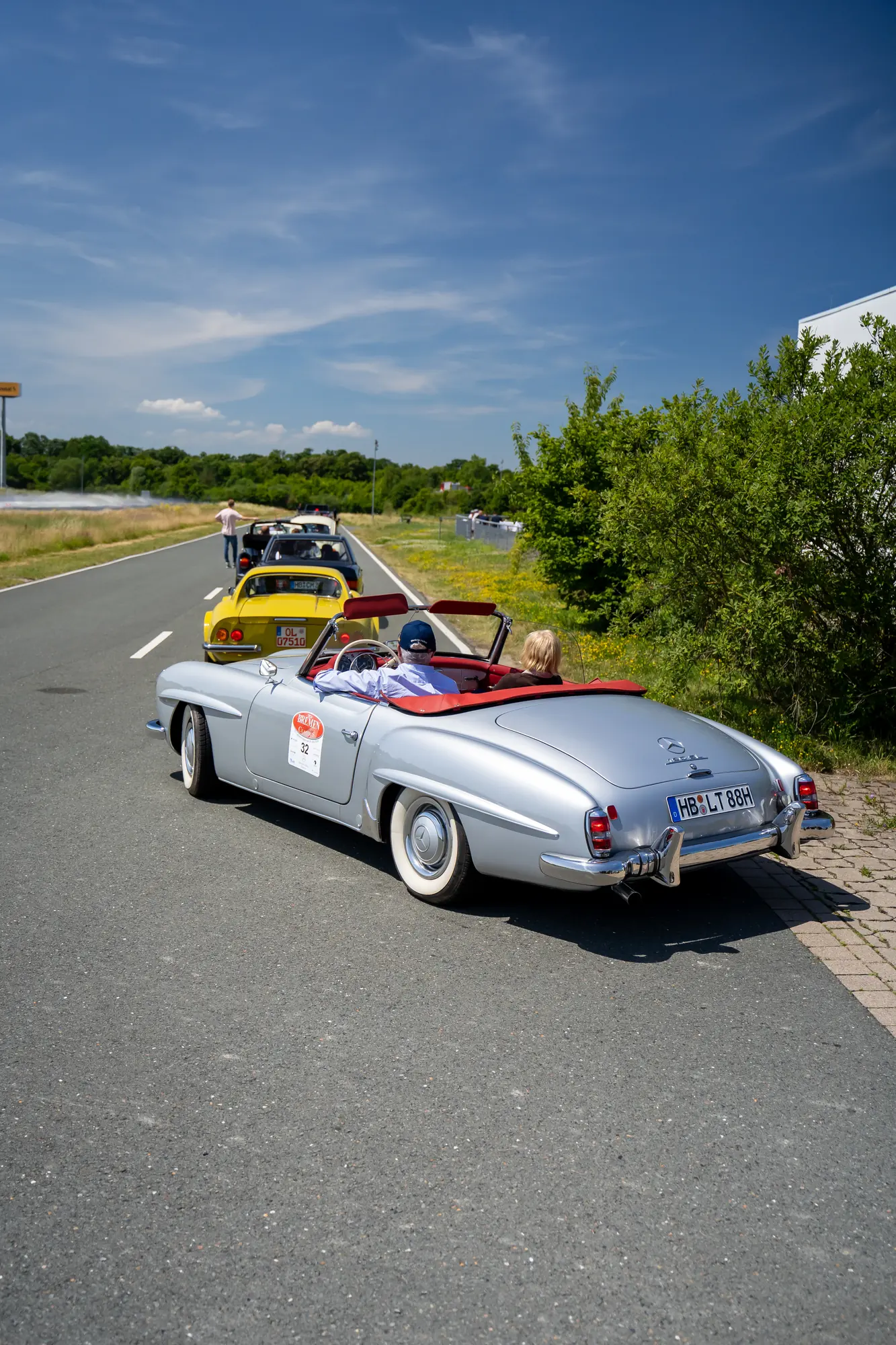 Silbernes Cabrio und weitere Oldtimer auf der Strecke bei den BOC 2024.