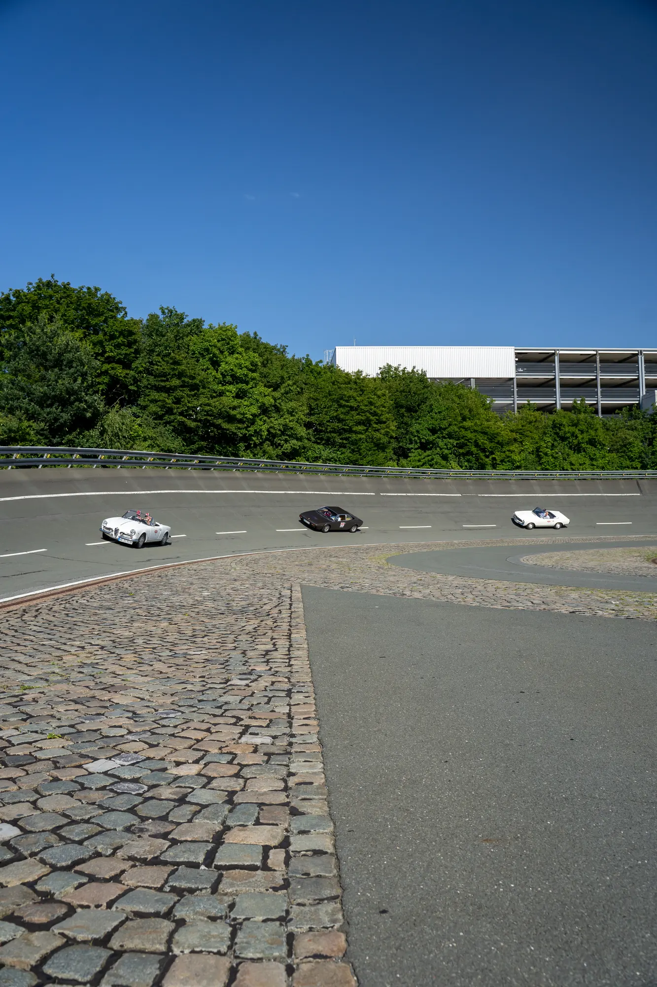 Drei Oldtimer in der weitläufigen Steilkurve bei den BOC 2024.