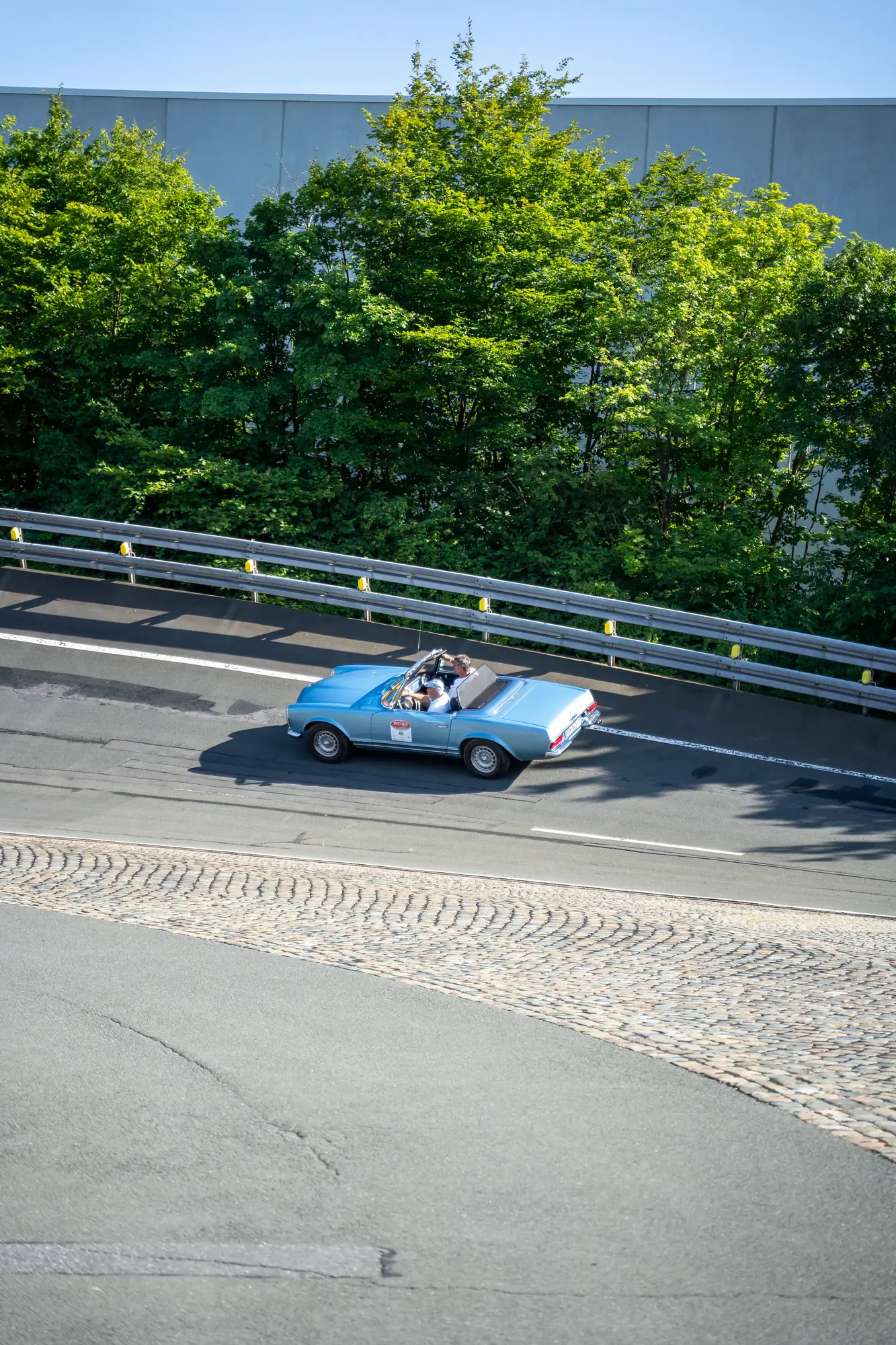 Hellblaues Cabrio in einer Steilkurve bei den BOC 2024.