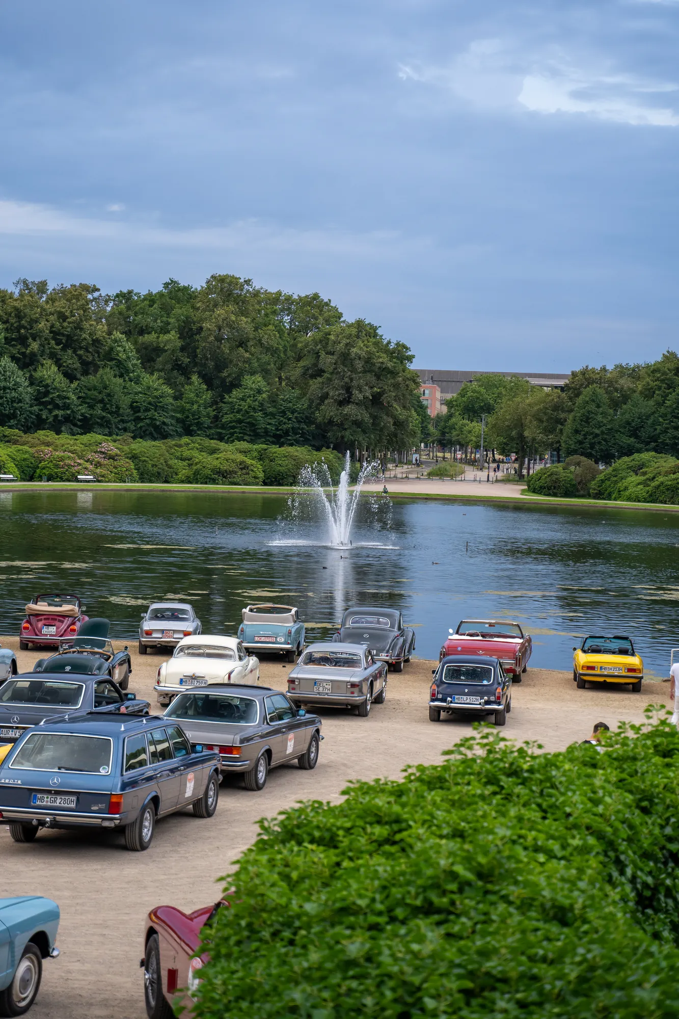 Blick auf die versammelten Oldtimer am See bei den BOC 2024.