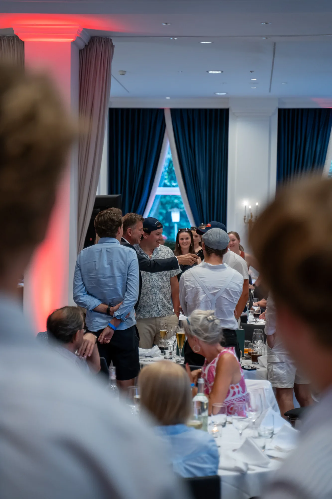 Gäste an gedeckten Tischen bei der Abendveranstaltung bei den BOC 2024.
