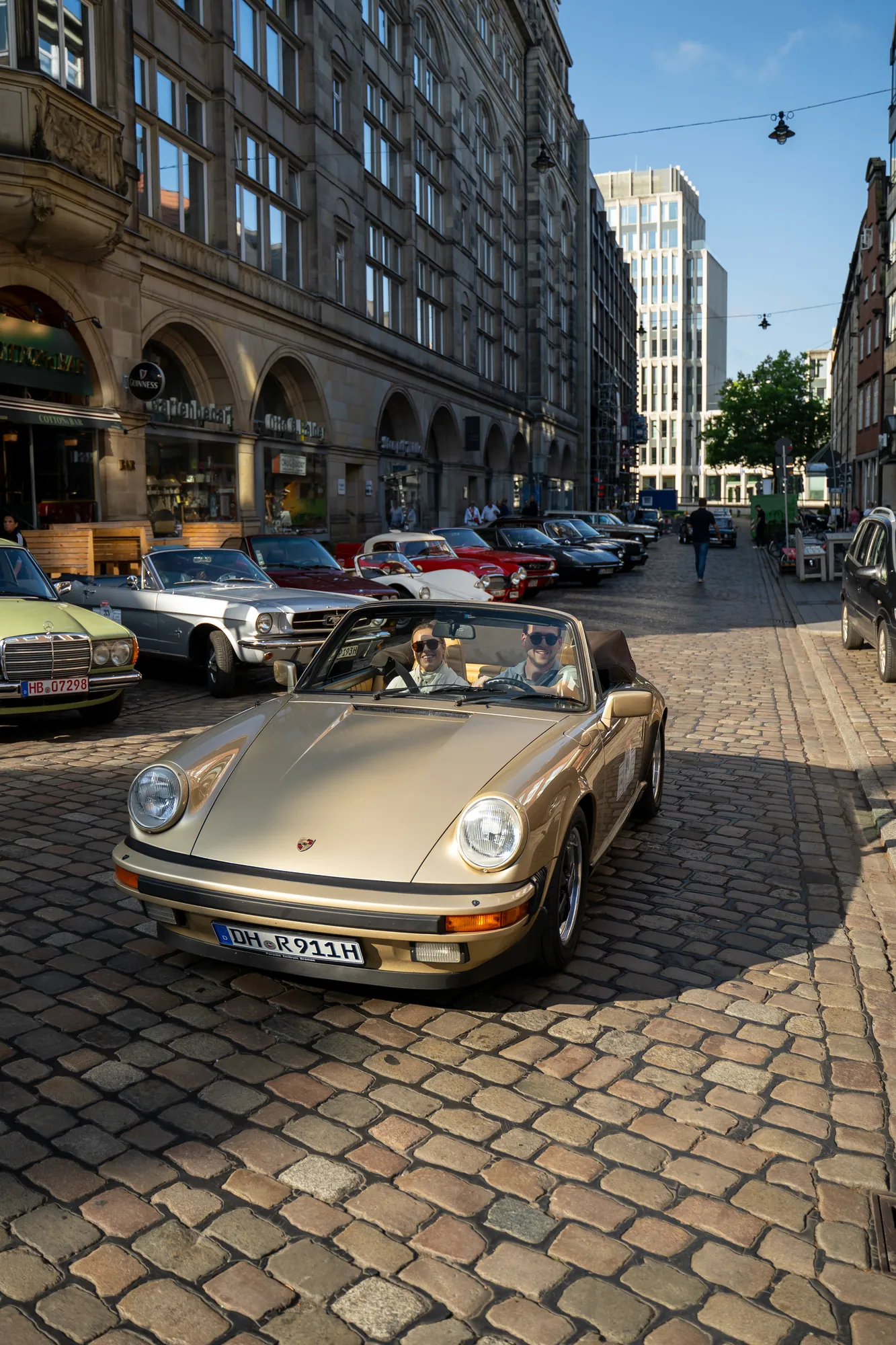 Goldfarbenes Porsche-Cabrio auf dem Kopfsteinpflaster der Obernstraße bei den BOC 2025.