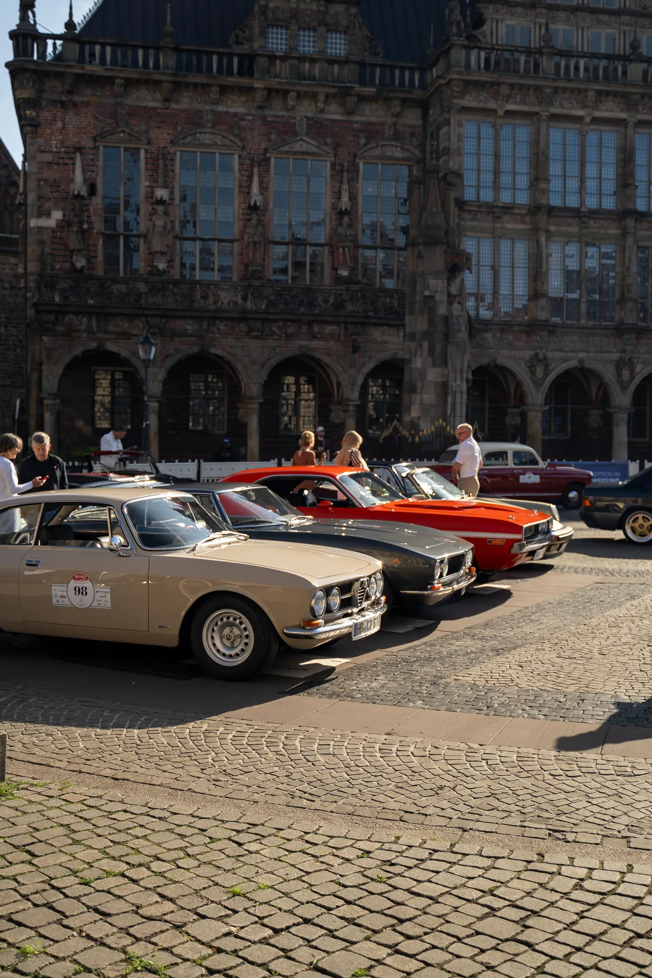 Oldtimer in einer Reihe vor dem Bremer Rathaus bei den BOC 2025.