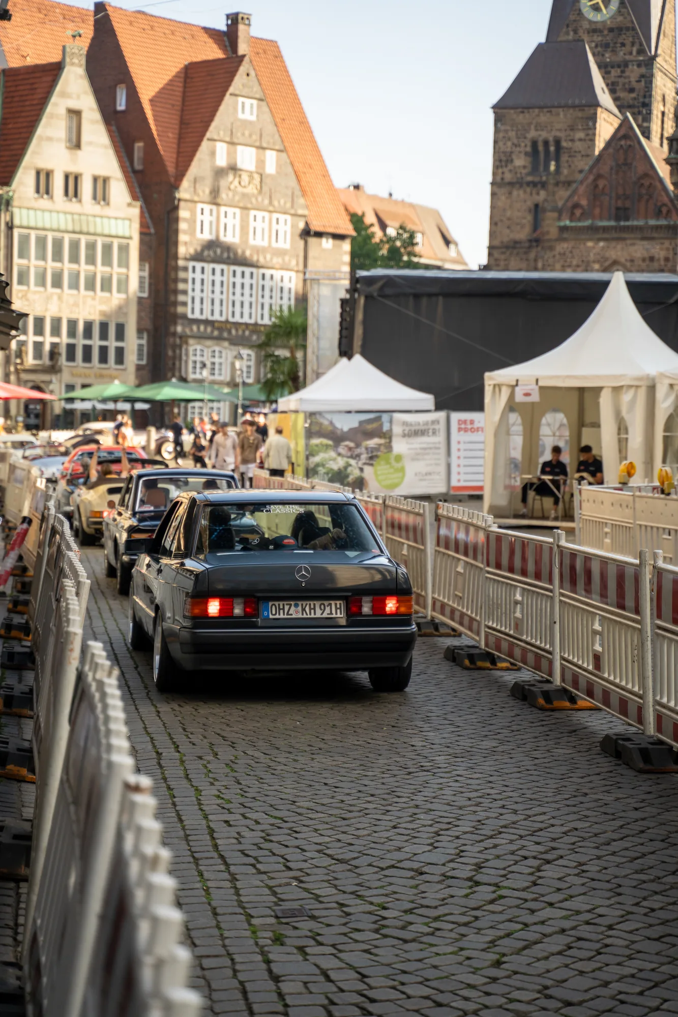 Oldtimer an der abgesperrten Strecke auf dem Bremer Marktplatz bei den BOC 2025.