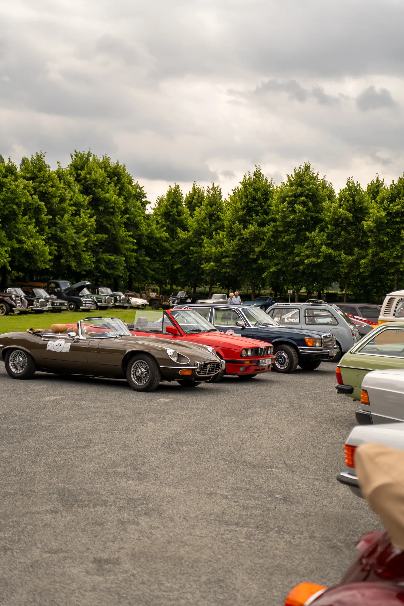 Mehrere klassische Cabrios auf einem Parkplatz bei den BOC 2025.