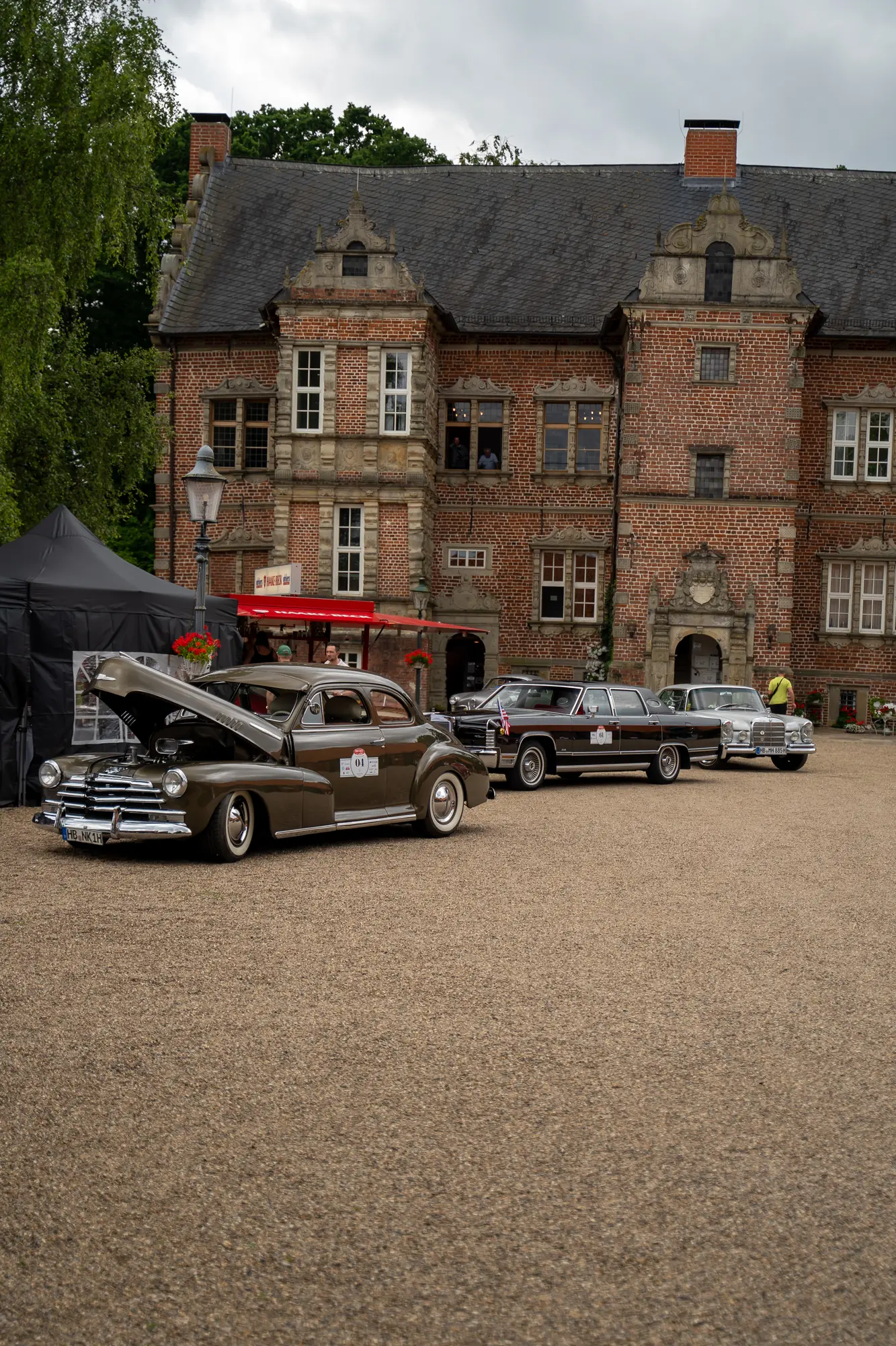 Oldtimer vor einem historischen Backsteingebäude bei den BOC 2025.