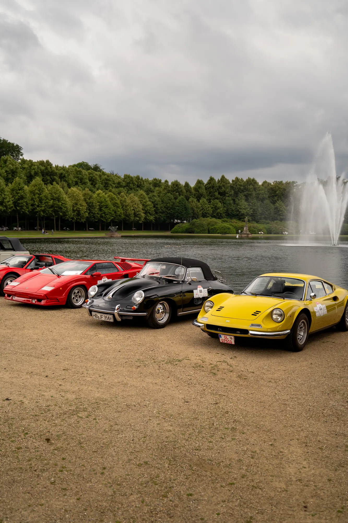 Gelber Sportwagen und weitere Oldtimer am See bei den BOC 2025.