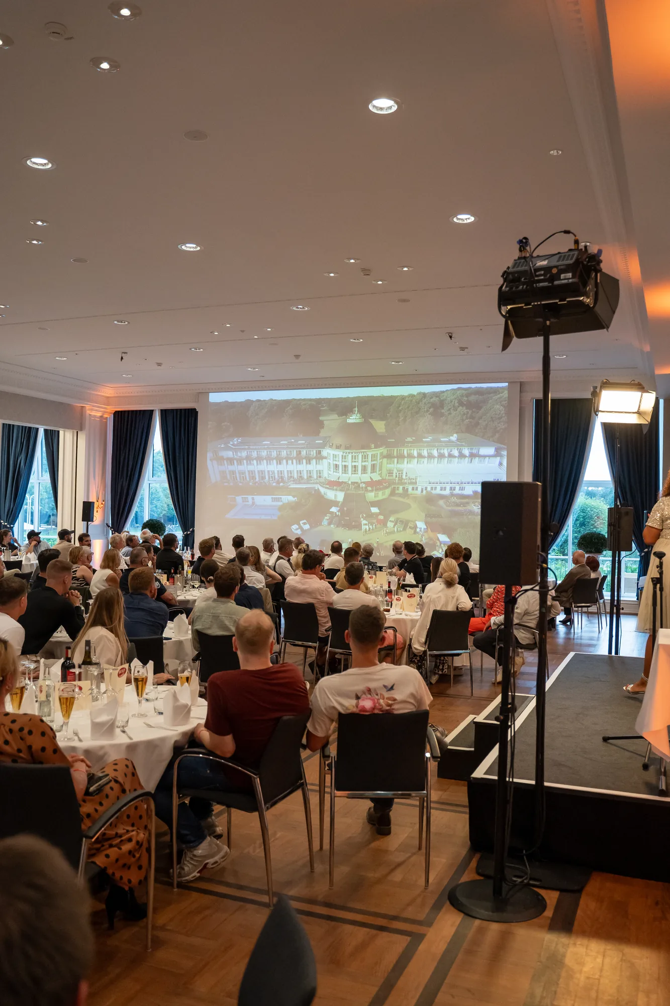 Gäste im festlich beleuchteten Saal bei der Abendveranstaltung bei den BOC 2025.