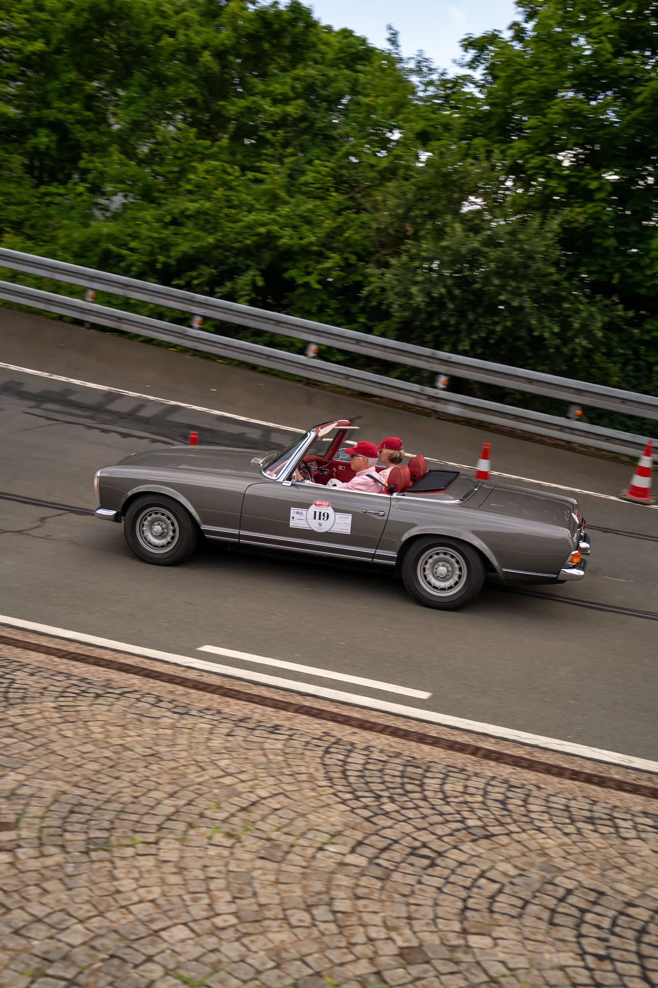 Graues Cabrio mit zwei Insassen in einer Steilkurve bei den BOC 2025.