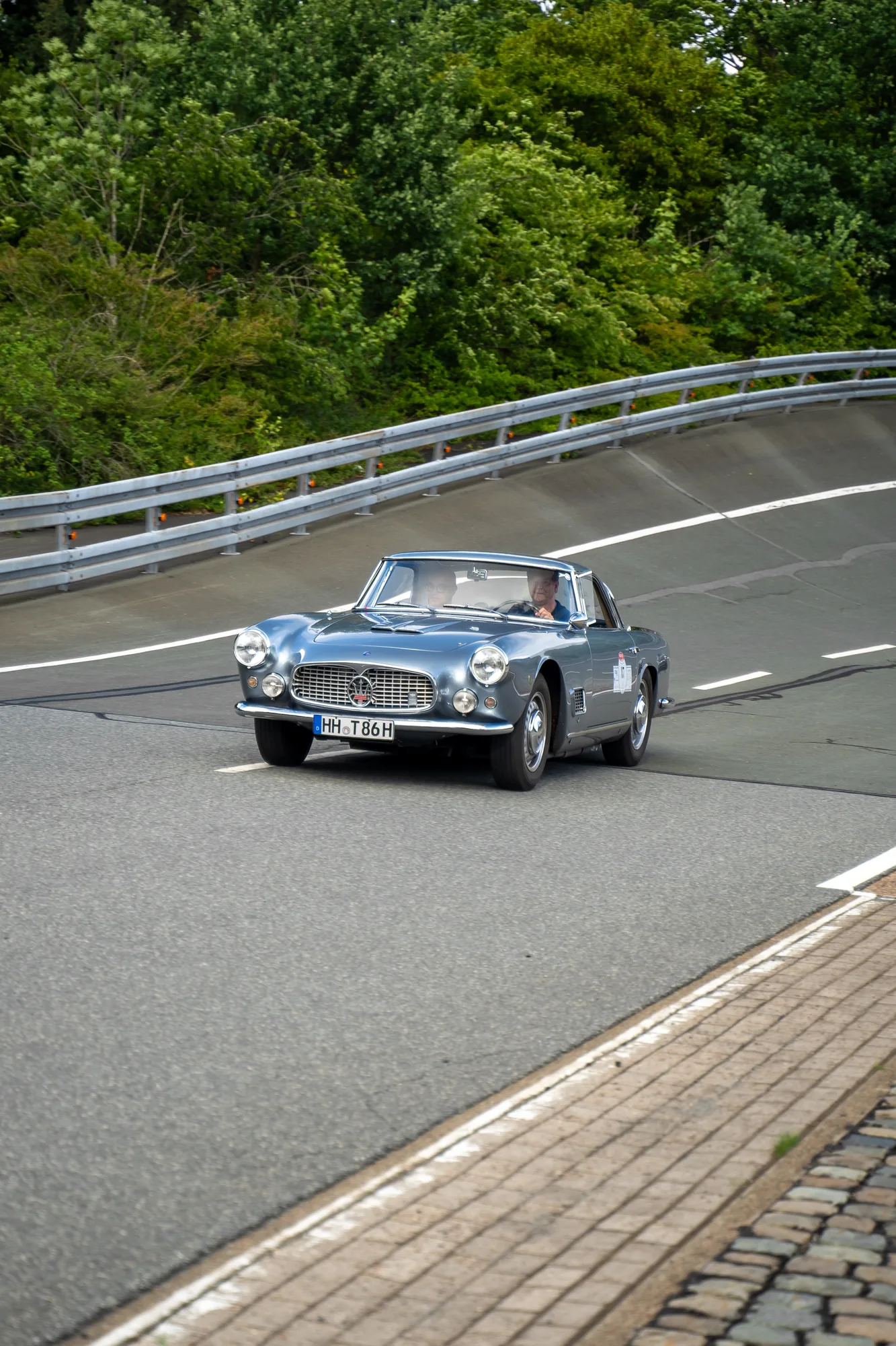 Blaues Cabrio bei der Fahrt durch eine Steilkurve bei den BOC 2025.