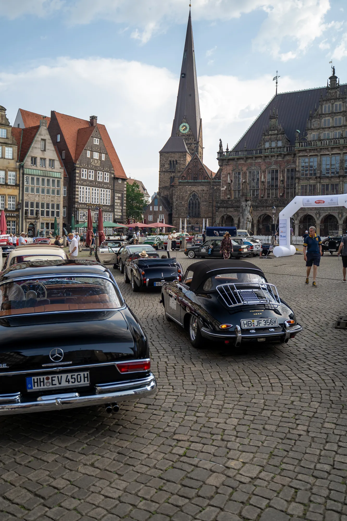 Oldtimer auf dem Bremer Marktplatz zwischen Rathaus und Liebfrauenkirche bei den BOC 2026.