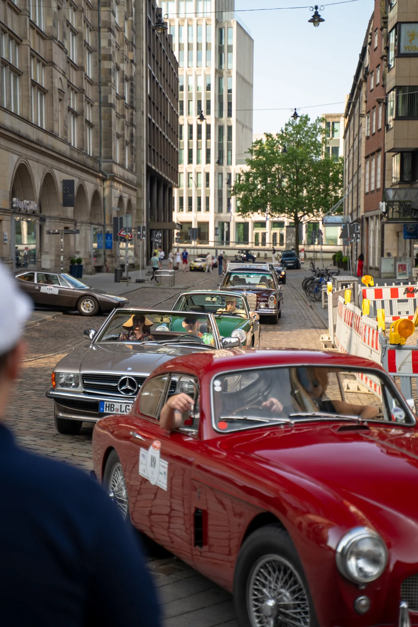 Roter Oldtimer mit Teilnehmern in der Bremer Innenstadt bei den BOC 2026.