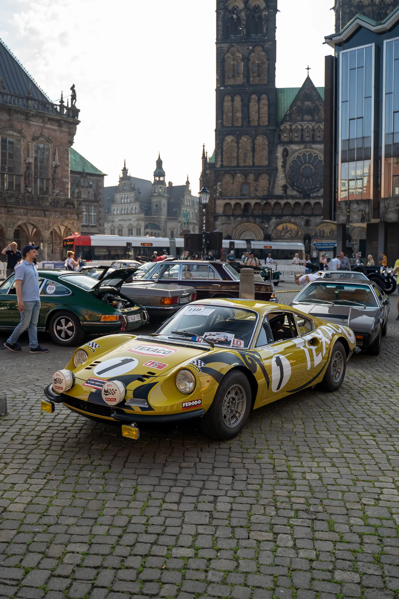 Gelber Rallye-Sportwagen auf dem Bremer Marktplatz bei den BOC 2026.