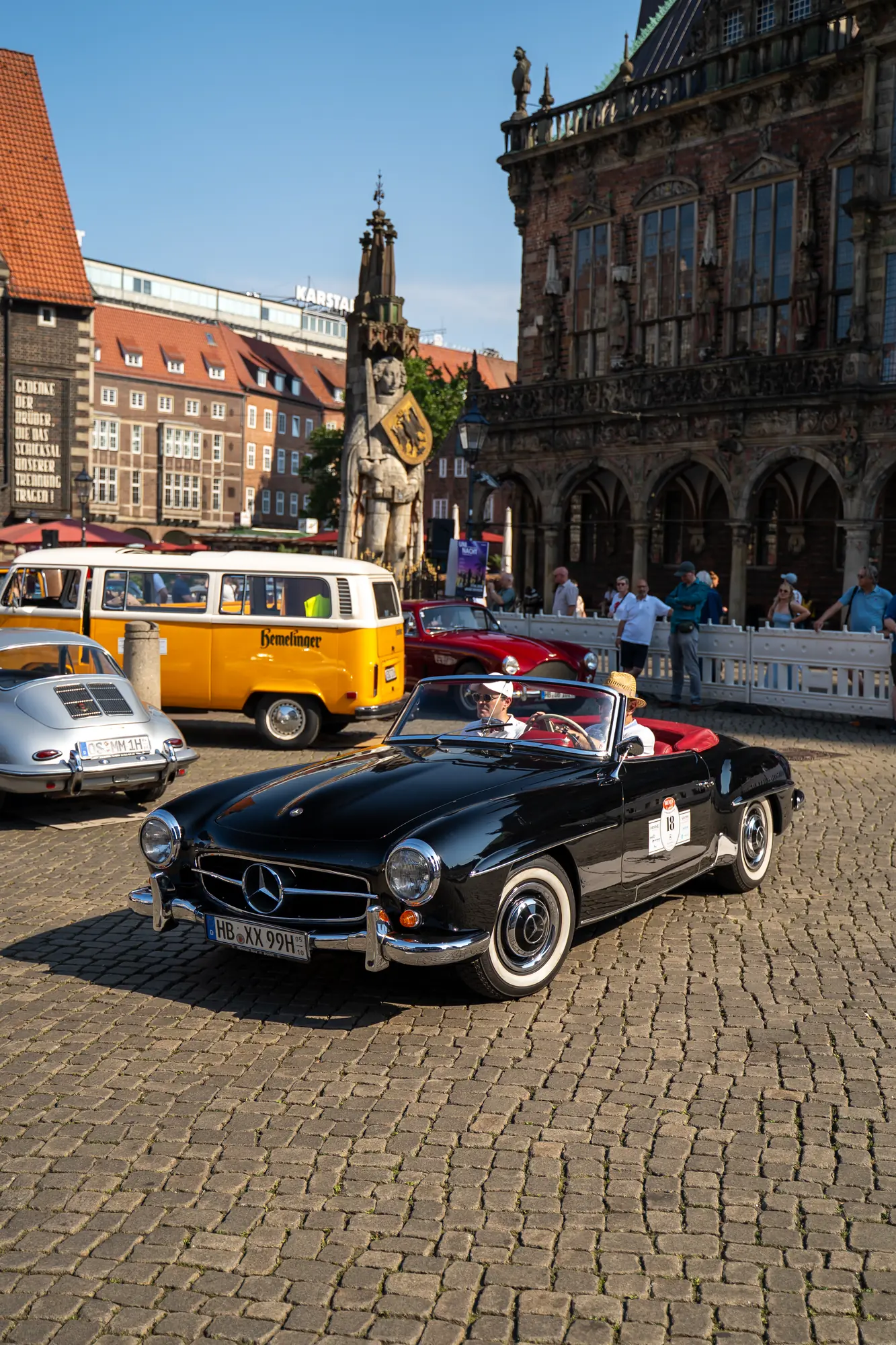 Schwarzes Mercedes-Cabrio vor dem Bremer Rathaus bei den BOC 2026.
