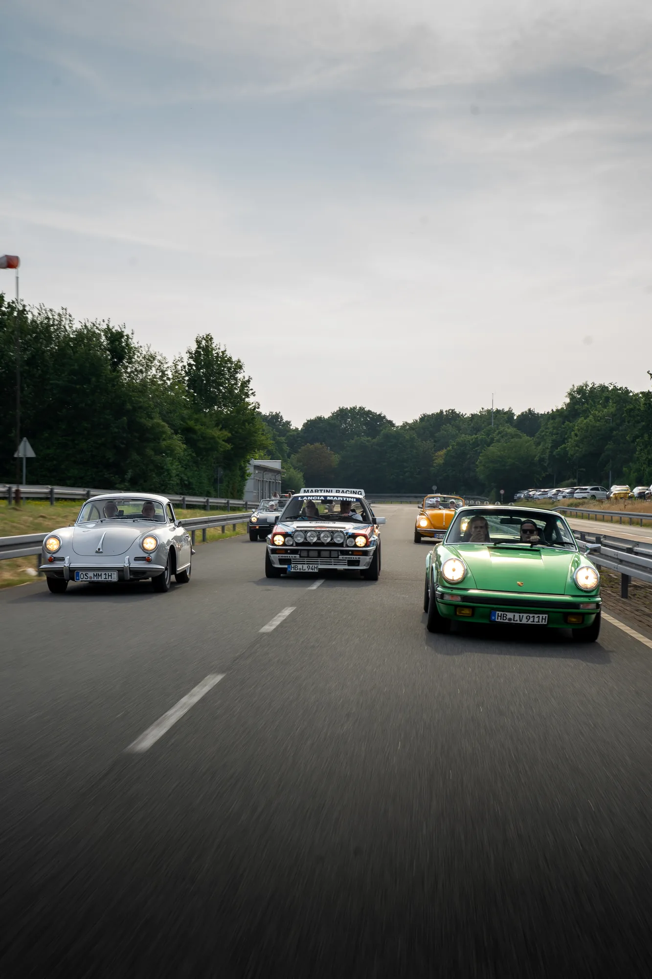 Drei klassische Sportwagen nebeneinander auf der Fahrbahn bei den BOC 2026.