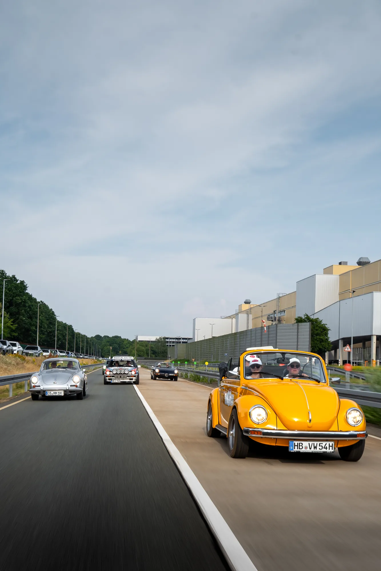 Gelber VW-Käfer und weitere Oldtimer auf der Strecke bei den BOC 2026.
