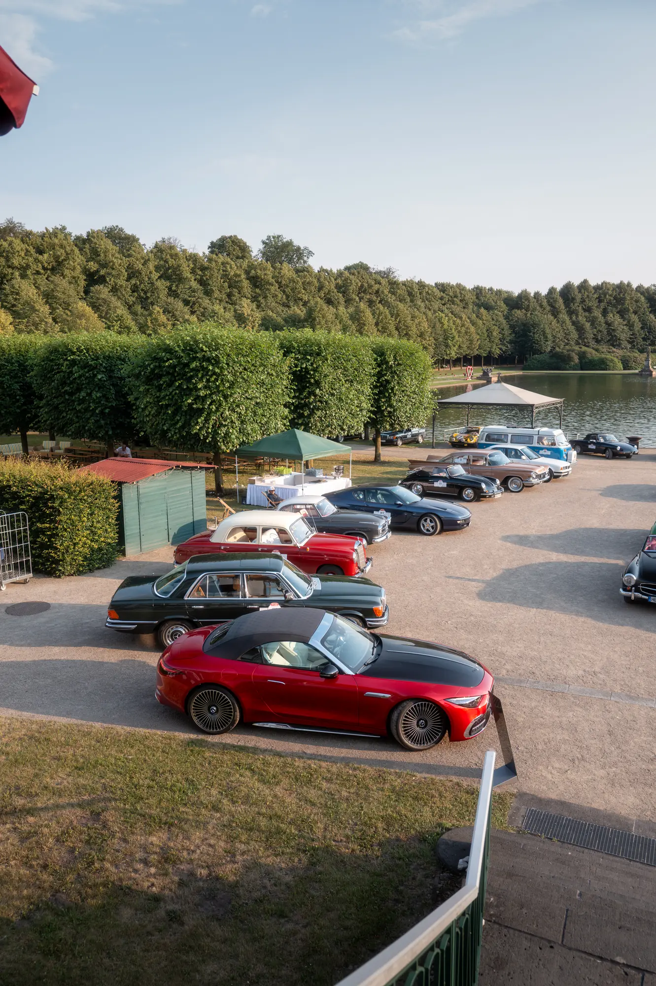 Blick auf die Oldtimer-Reihe am See bei den BOC 2026.