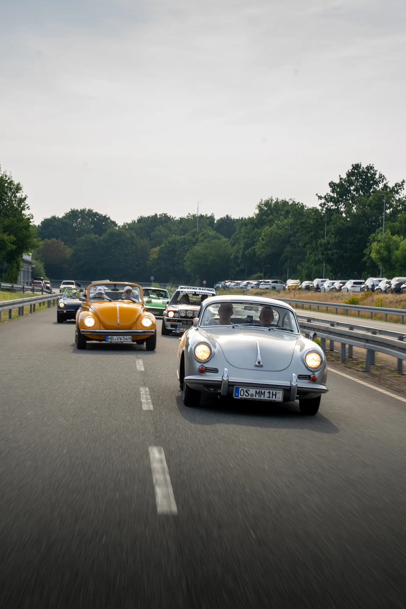 Silberner Porsche und gelber VW-Käfer auf der Strecke bei den BOC 2026.