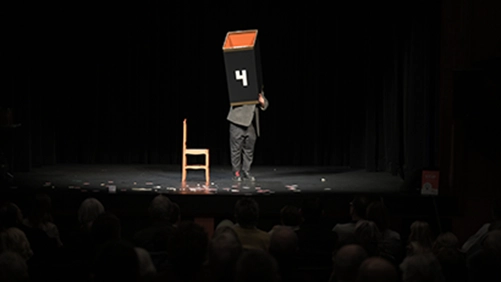 Zauberer mit Kartonbox auf Kopf