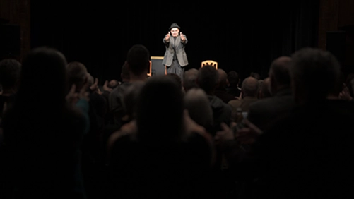 Zauberer macht Trick mit Publikum