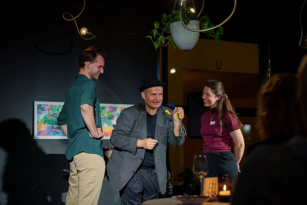 Zauberer Shorty hat Spass mit zwei lachenden Gästen auf der Bühne