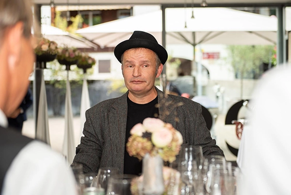 Zauberer steht vor dem Publikum