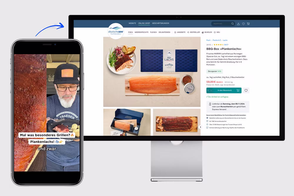 Bildschirm zeigt BBQ-Box mit Plankenlachs auf Website, neben Smartphone mit Mann beim Grillen.