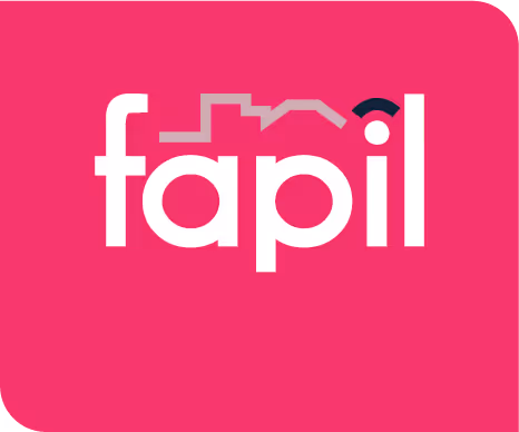 Logo de Fapil avec texte blanc sur fond rose, incluant un toit stylisé au-dessus des lettres.