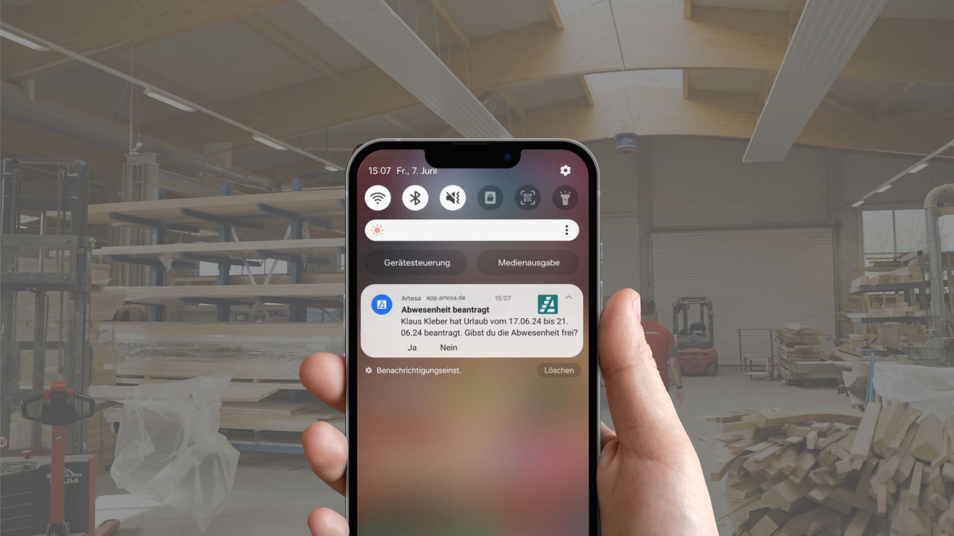 Wenn ein Mitarbeiter eine Abwesenheit per App beantragt, bekommt man eine Benachrichtigung.