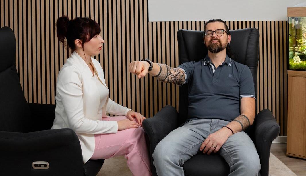 Hypnose-Coaching in Neckarsulm – Klientin in tiefer Entspannung während einer Hypnose-Sitzung bei Lydia Döhnel