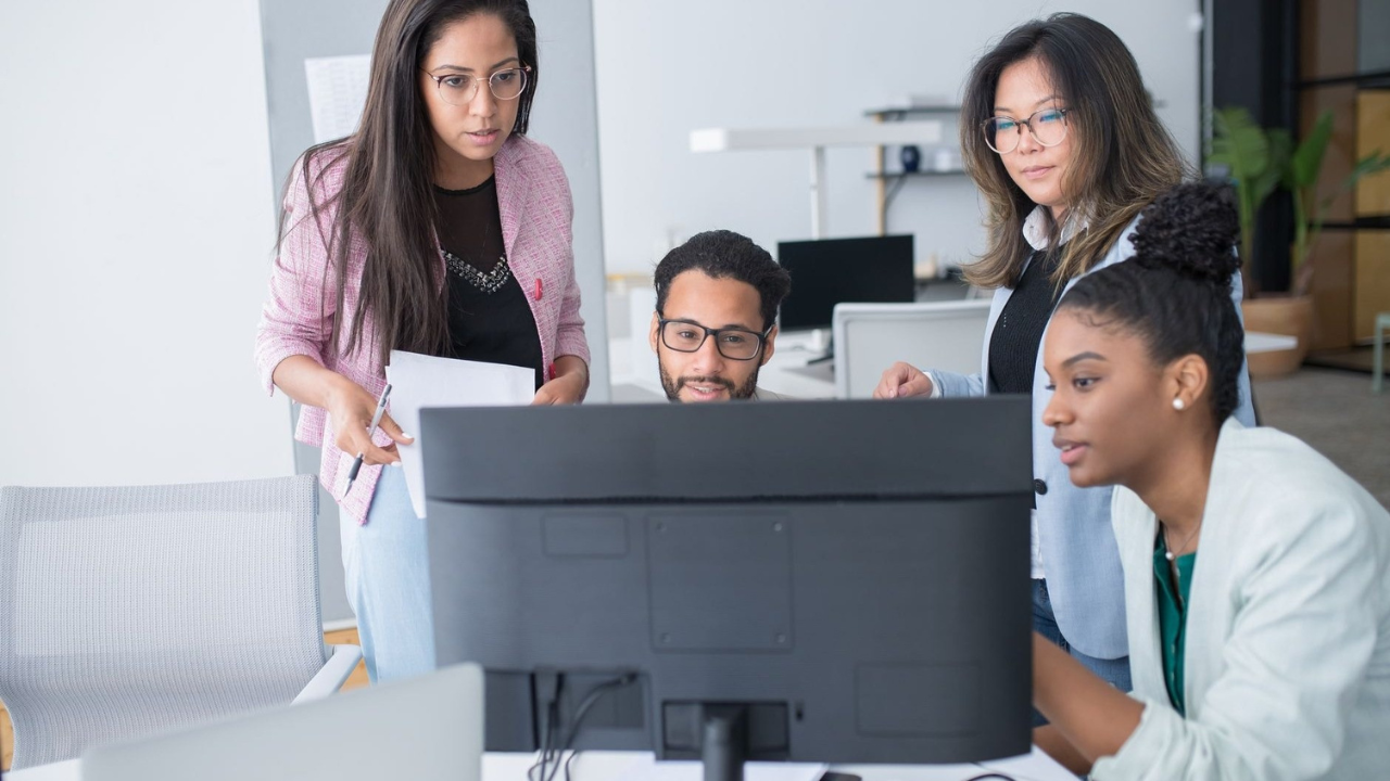 Business team evaluating key questions before choosing an IT support model.
