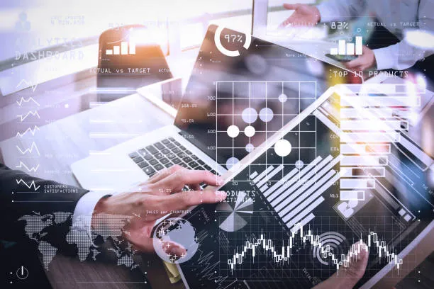 Hombre revisando estadísticas financieras y laborales en su computadora para analizar información clave dentro de los estudios socioeconómicos. 