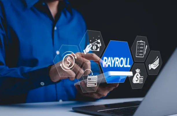 Hombre con computadora revisando pagos y nómina de empleados para garantizar eficiencia y cumplimiento dentro de los servicios de nomina. 