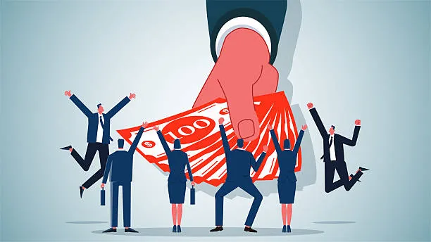 Persona mostrando efectivo durante diciembre que simboliza cuándo se paga el aguinaldo