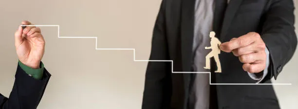 Compañeros de trabajo viendo pantallas de laptop y hojas de oficina