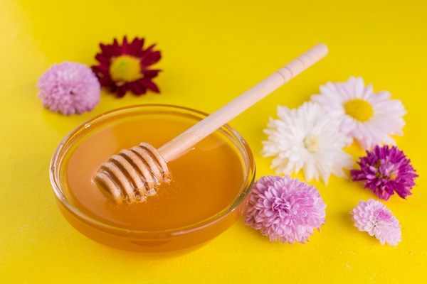 Honey is an effective remedy for extremely clogged pores.