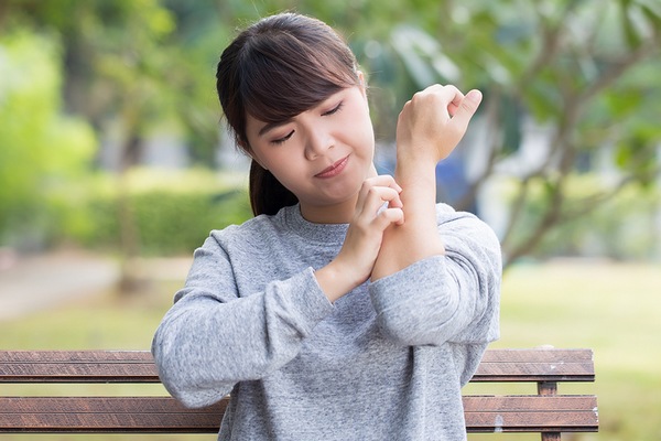 Itchiness is one of the signs of dehydrated skin.