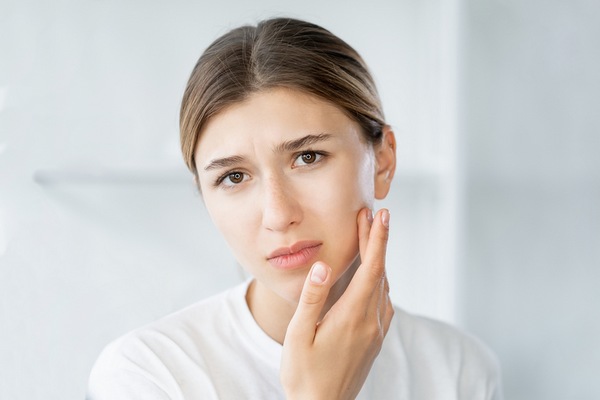 Dullness is one of the common dehydrated skin symptoms.