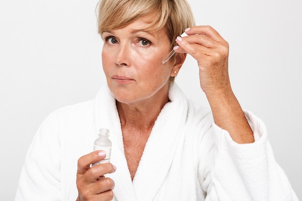 Dryness and dehydration are signs of aging skin.