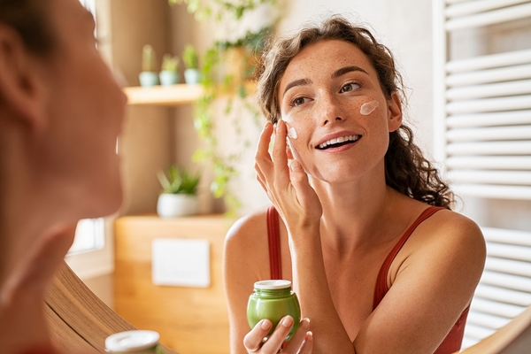 6 Tips on How to Moisturize Your Face Effectively