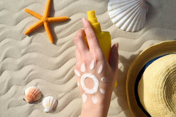 Sunscreen is a treatment that helps premature aging hands.