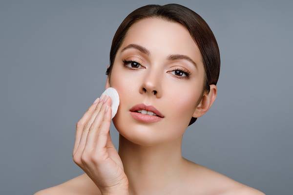 An oil cleanser is one of the possible home remedies for dry skin on face.