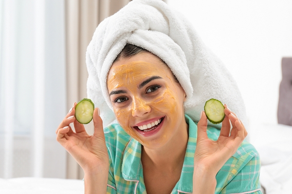 Make a face mask with cucumber and yogurt for glowing skin.