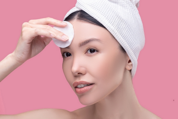 Exfoliation is a good remedy to remove deep forehead wrinkles.