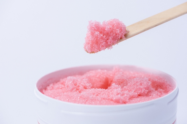 Sugar scrubs can be used to get soft hands naturally at home.