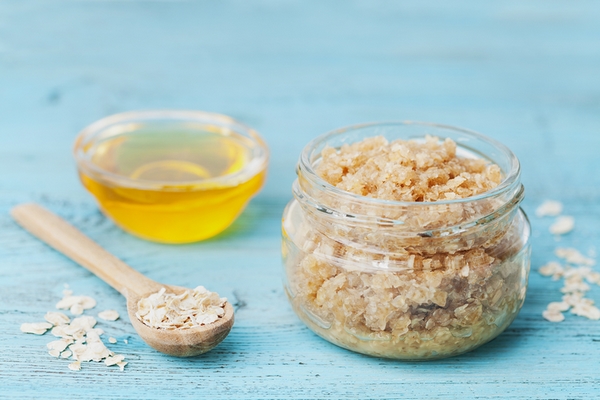 An oatmeal scrub can be used to get soft hands naturally at home.
