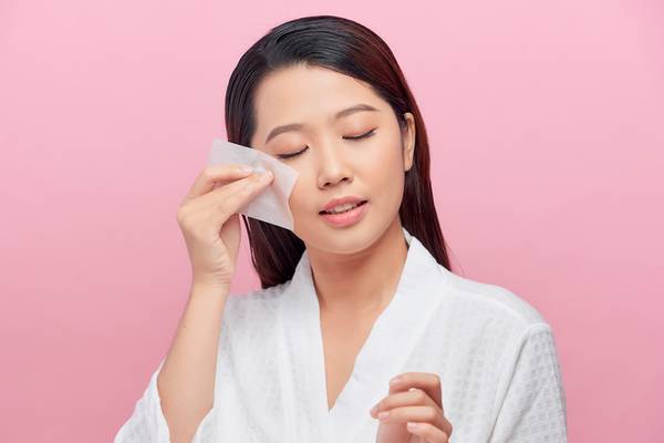 Use blotting paper for oily skin treatment.