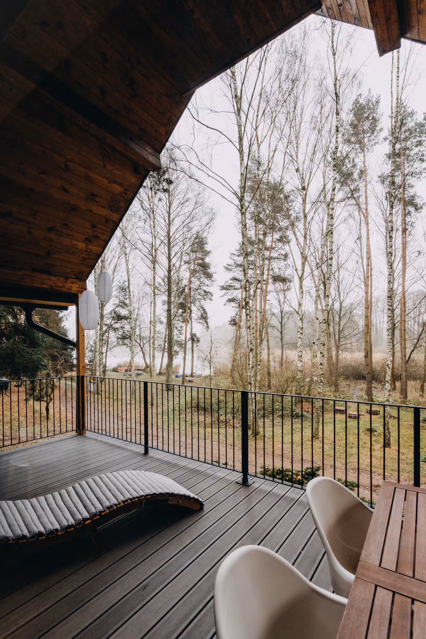 Terrasse des Personal Strategy House mit Blick in den Wald – inspirierende Umgebung für Reflexion und Rückzug.