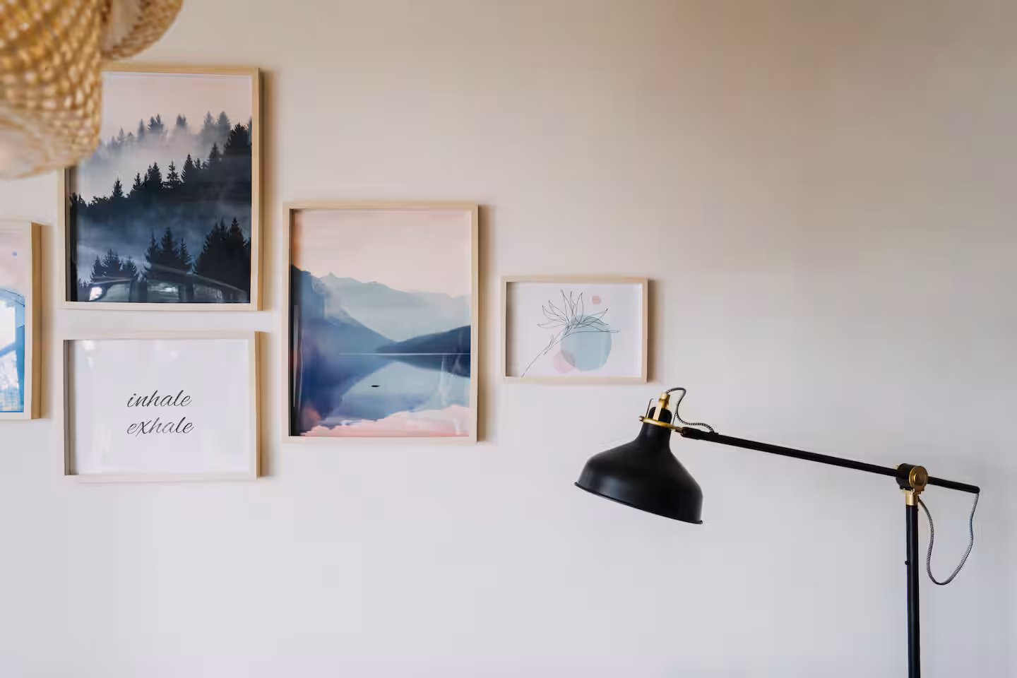 Detailaufnahme im Personal Strategy House mit Naturbildern und Lampe – Symbol für Ruhe, Achtsamkeit und Inspiration.