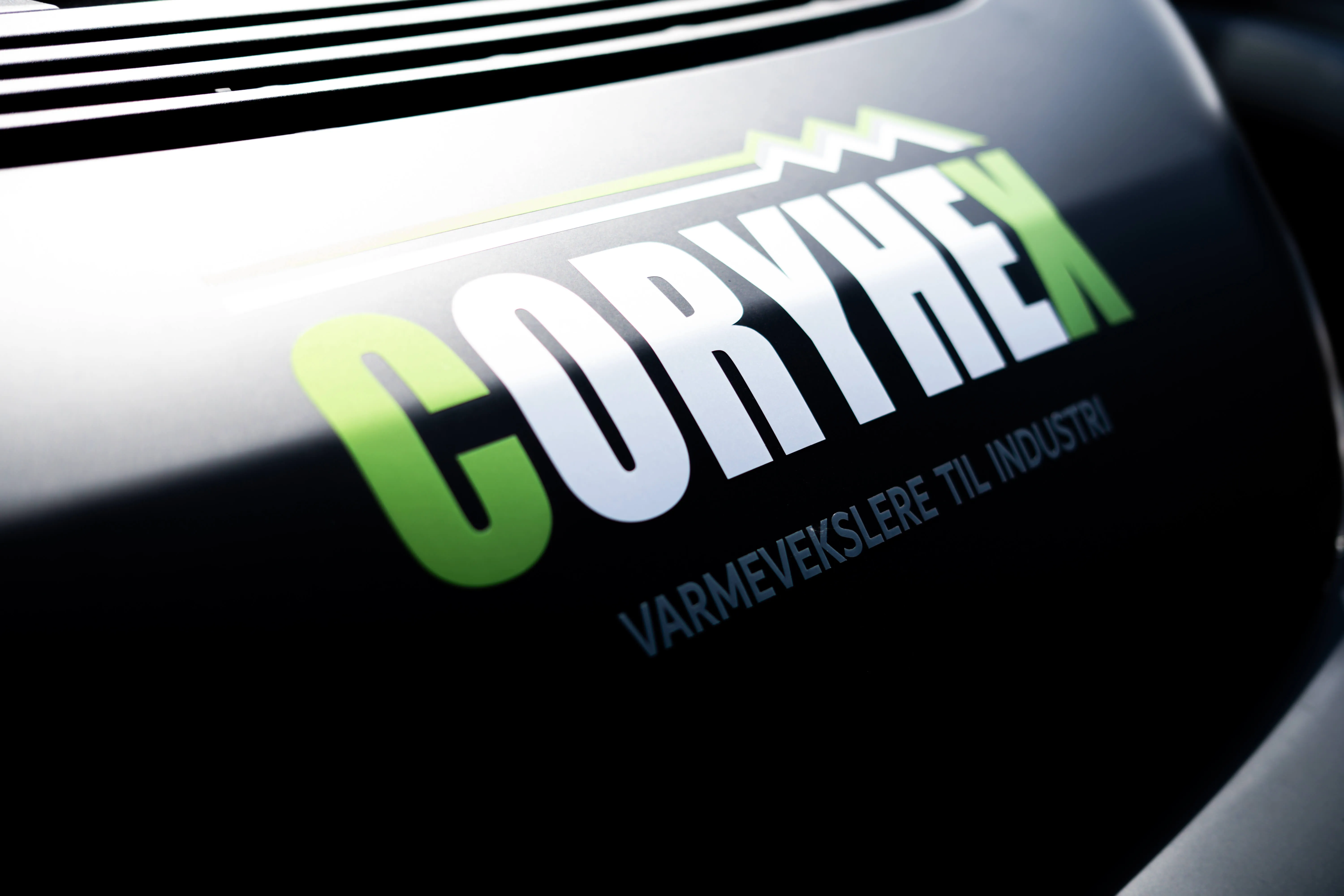 Logo for Coryhex med teksten 'Varmevekslere til industri' på en sort flade.